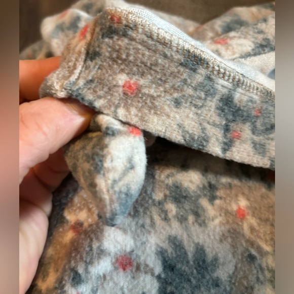 Heimish cozy long sleeve floral top with collar! - Picture 4 of 4